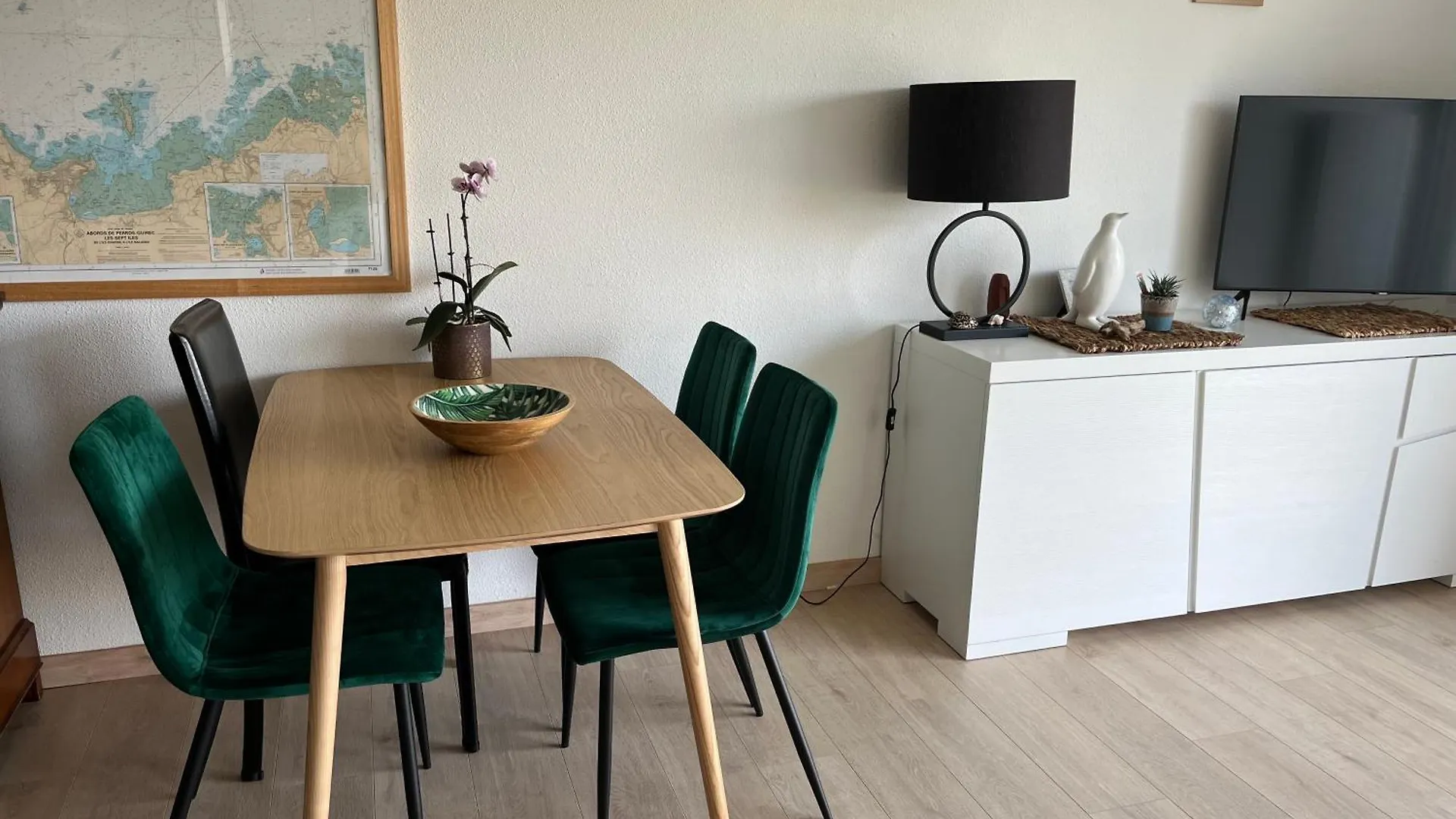 Beautiful Apartment With Sea And Garden View 펄로스가이렉